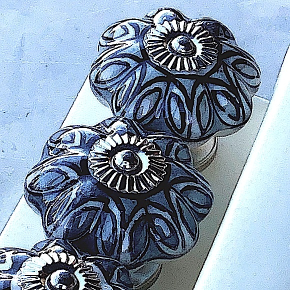 INSTANT FURNITURE UPDATE KNOBS PULLS GREY BLACK WHITE SILVER SILVER SET OF 4 NEW - Picture 4 of 7